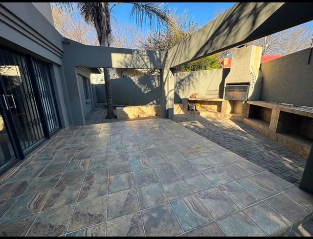 5 BEDROOM HOUSE FOR SALE IN CLUBVILLE